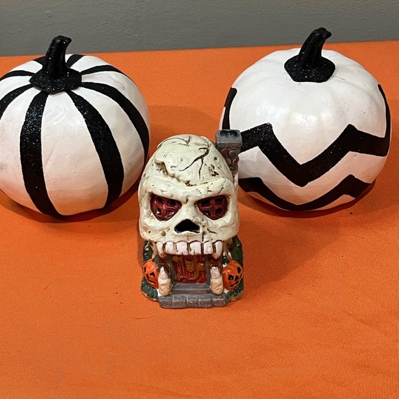 Halloween Skull and Pumpkin Decor set - Picture 2 of 16